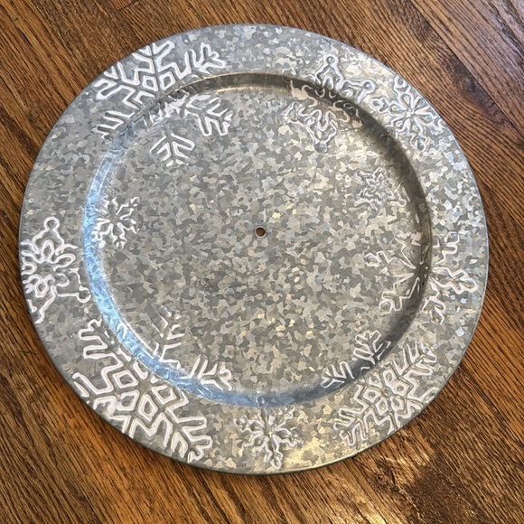 ❄️ Two-Tier Galvanized Metal Stand with Snowflake Design ❄️ - Picture 5 of 5